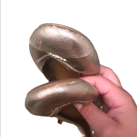 COACH GOLD LEATHER FLATS - Picture 2 of 6